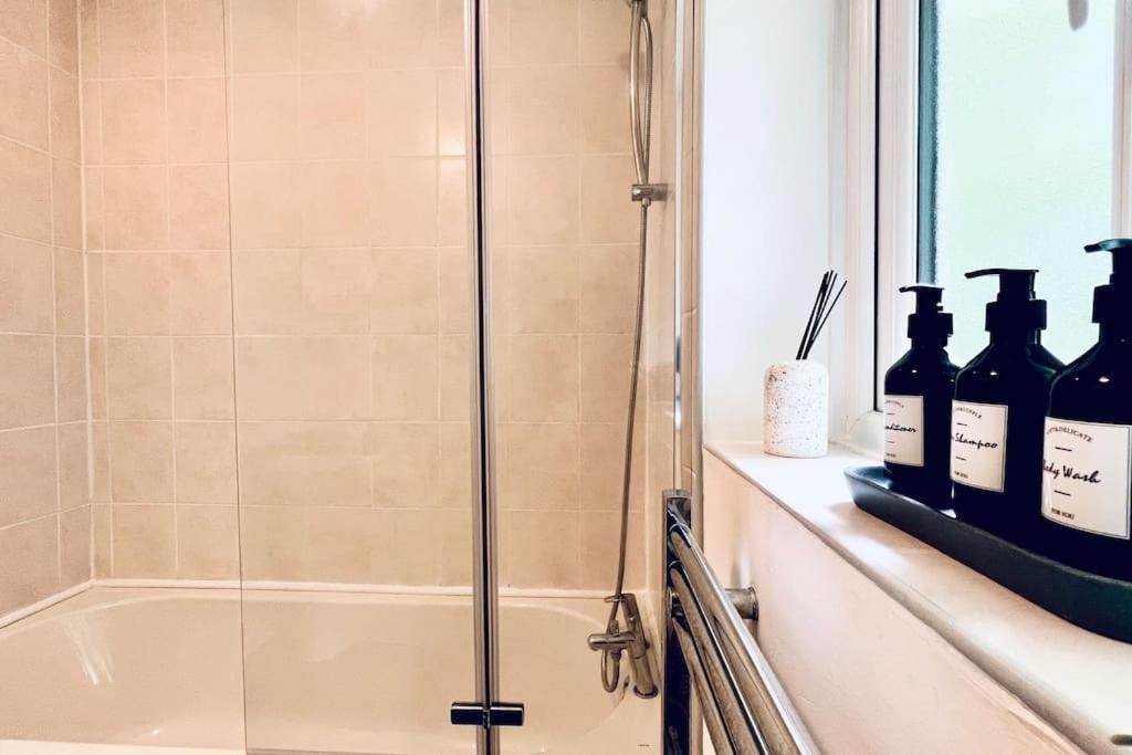 Urban Bliss Stylish Townhouse With Free Parking For A Convenient City Stay Liverpool Luaran gambar