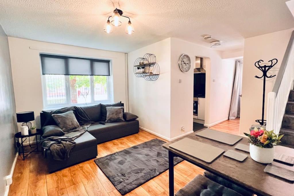 Urban Bliss Stylish Townhouse With Free Parking For A Convenient City Stay Liverpool Luaran gambar
