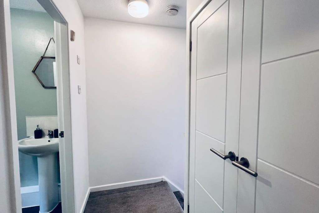Urban Bliss Stylish Townhouse With Free Parking For A Convenient City Stay Liverpool Luaran gambar