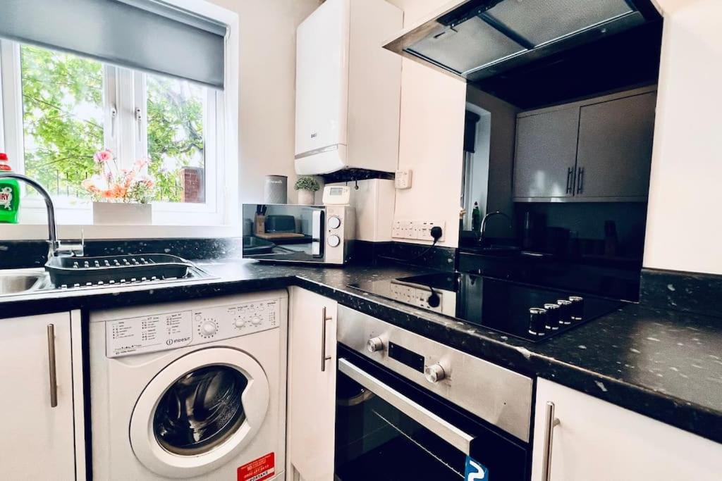 Urban Bliss Stylish Townhouse With Free Parking For A Convenient City Stay Liverpool Luaran gambar