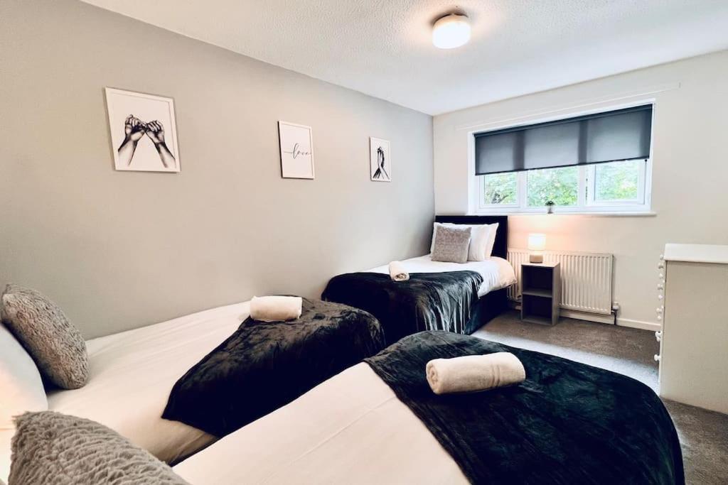 Urban Bliss Stylish Townhouse With Free Parking For A Convenient City Stay Liverpool Luaran gambar