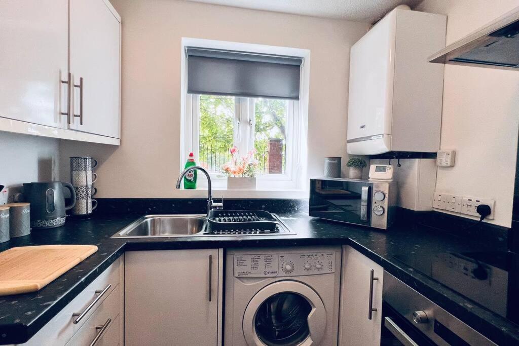 Urban Bliss Stylish Townhouse With Free Parking For A Convenient City Stay Liverpool Luaran gambar
