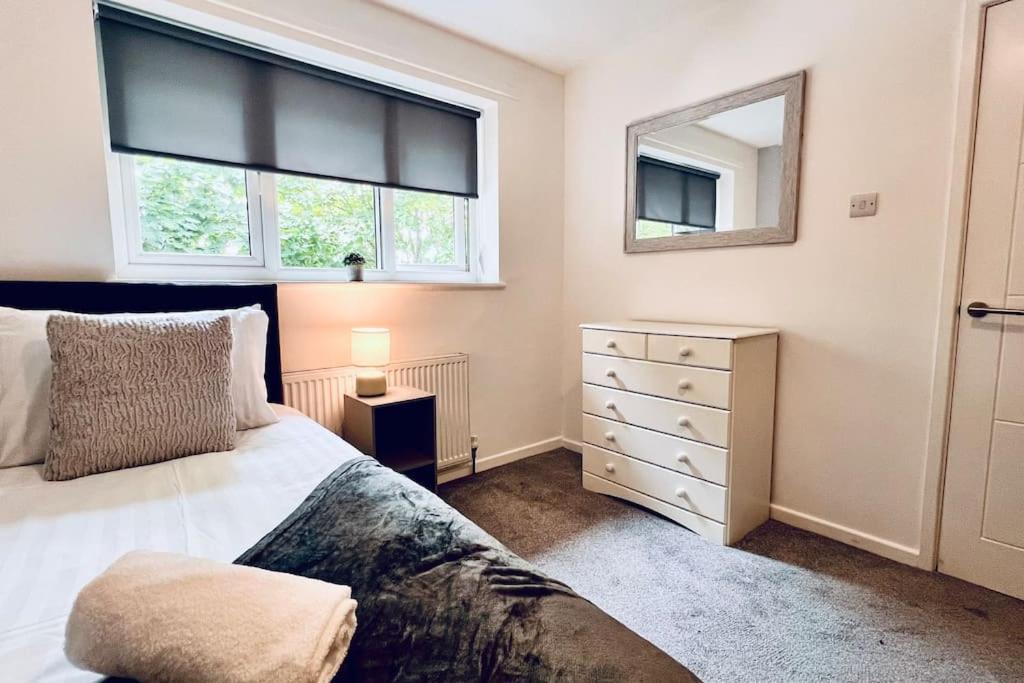 Urban Bliss Stylish Townhouse With Free Parking For A Convenient City Stay Liverpool Luaran gambar