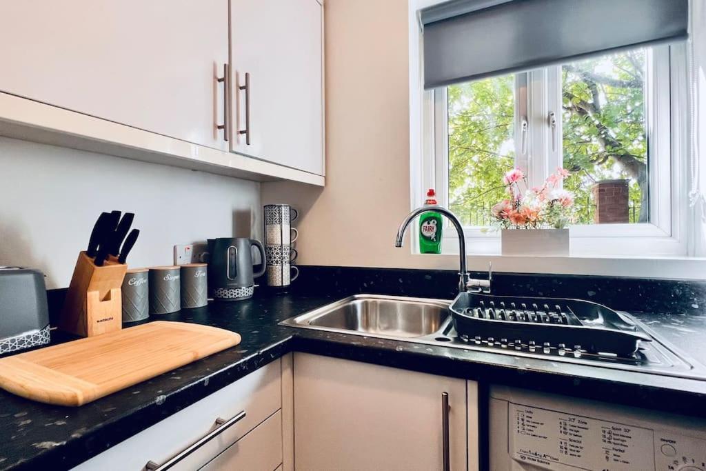 Urban Bliss Stylish Townhouse With Free Parking For A Convenient City Stay Liverpool Luaran gambar