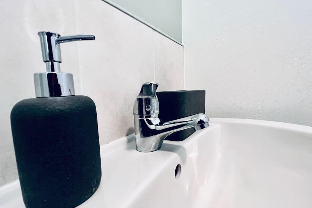 Urban Bliss Stylish Townhouse With Free Parking For A Convenient City Stay Liverpool Luaran gambar