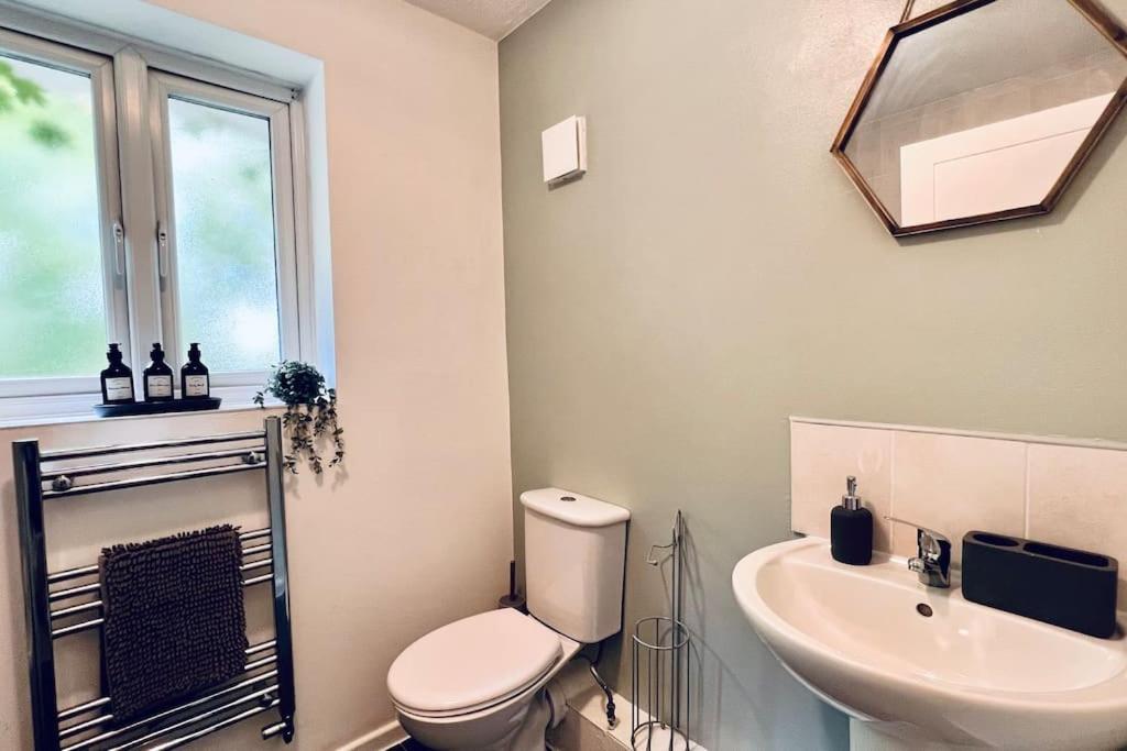 Urban Bliss Stylish Townhouse With Free Parking For A Convenient City Stay Liverpool Luaran gambar