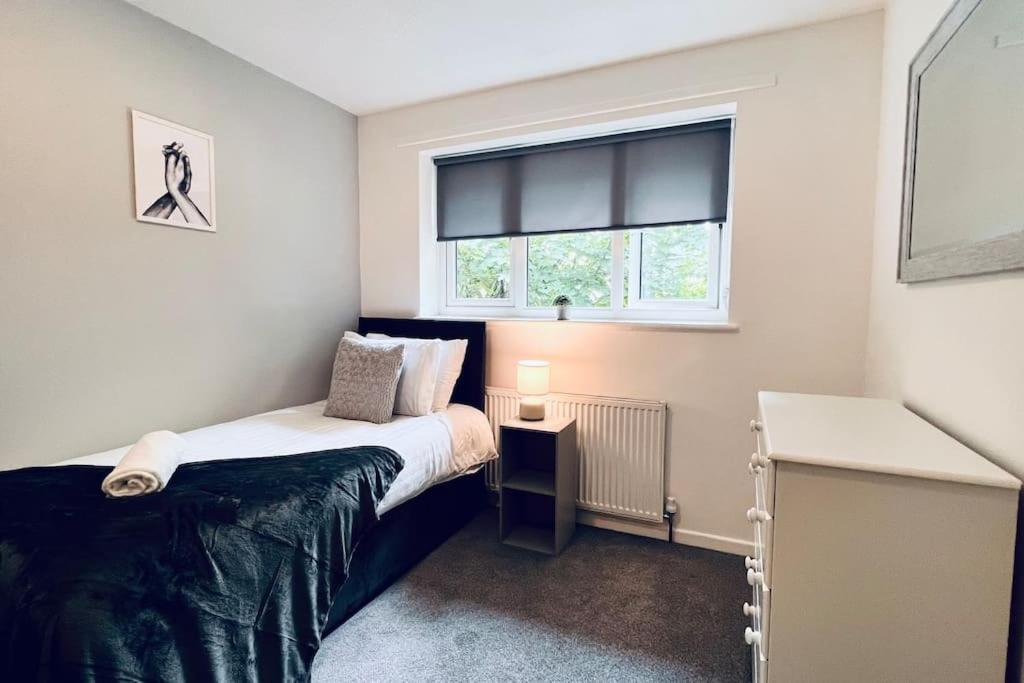 Urban Bliss Stylish Townhouse With Free Parking For A Convenient City Stay Liverpool Luaran gambar